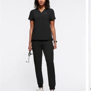 Jaanu scrub set in black